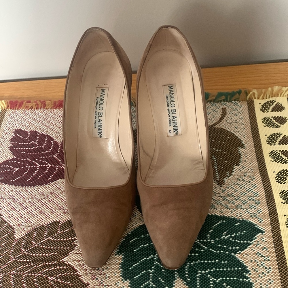 Manolo Blahnik tan suede upper pointed toe pumps heels Sz 8.5